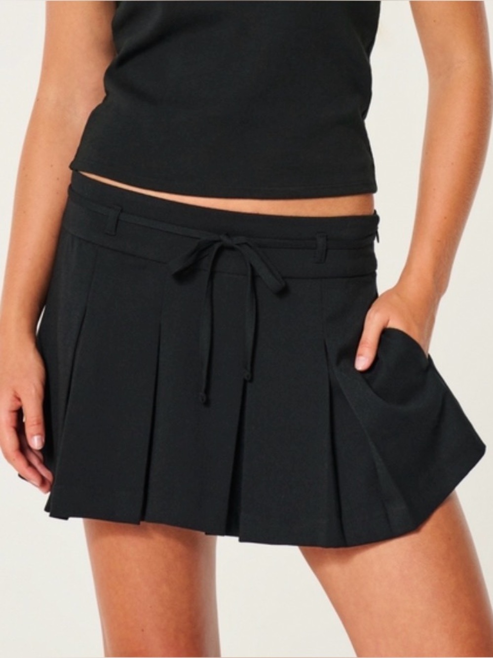 Hollister Black Pleated Mid-rise Mini Skirt